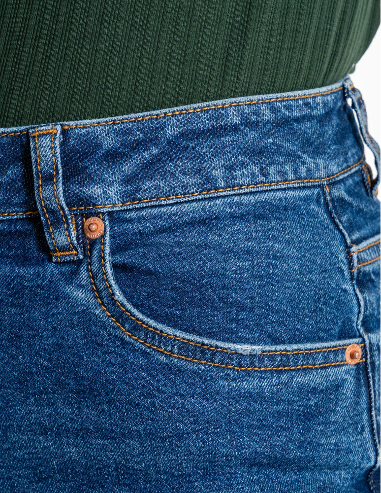 Spodnie - Damskie spodnie jeansowe mom fit NIEBIESKI - produkt moraj.pl 7